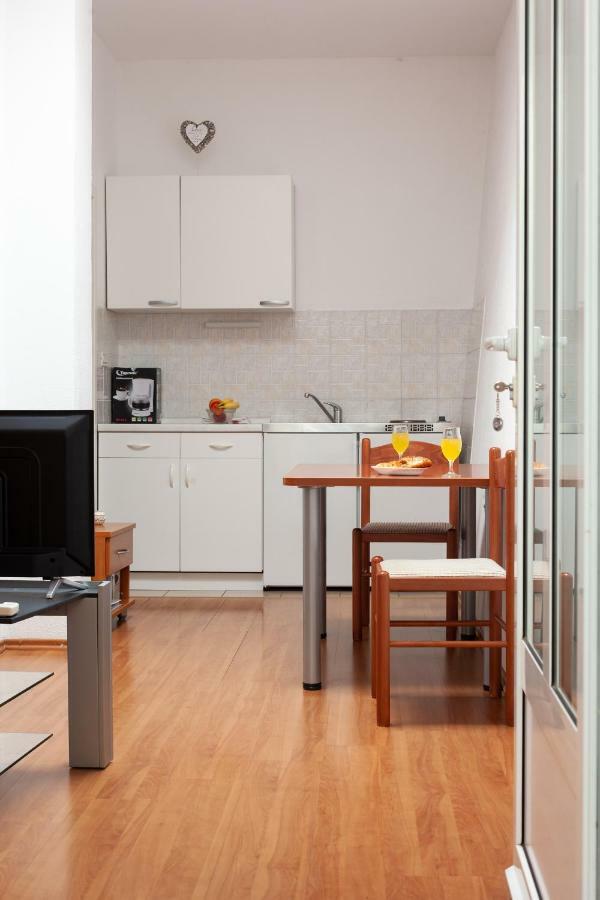 Apartments R Макарска Экстерьер фото