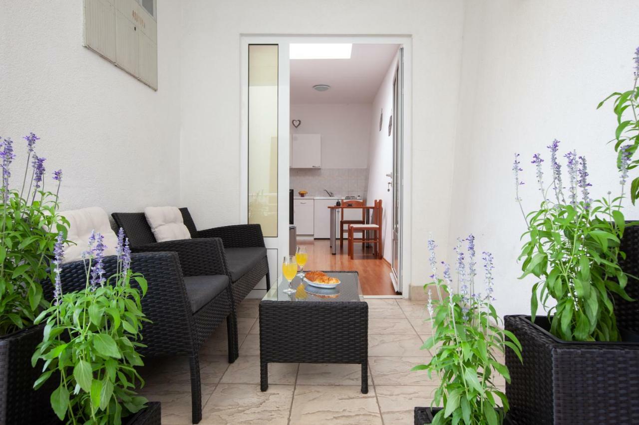 Apartments R Макарска Экстерьер фото