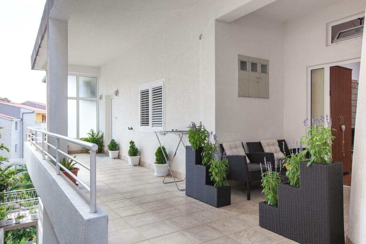 Apartments R Макарска Экстерьер фото